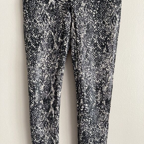 Spanx Leggings Faux Leather Snakeskin Print Black White Womens Size Small - Picture 4 of 7